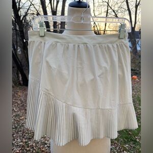 SPANX Get Moving Pleated Light Cloudy Gray Skirt Skort W Booty Boost Sz L NWOT